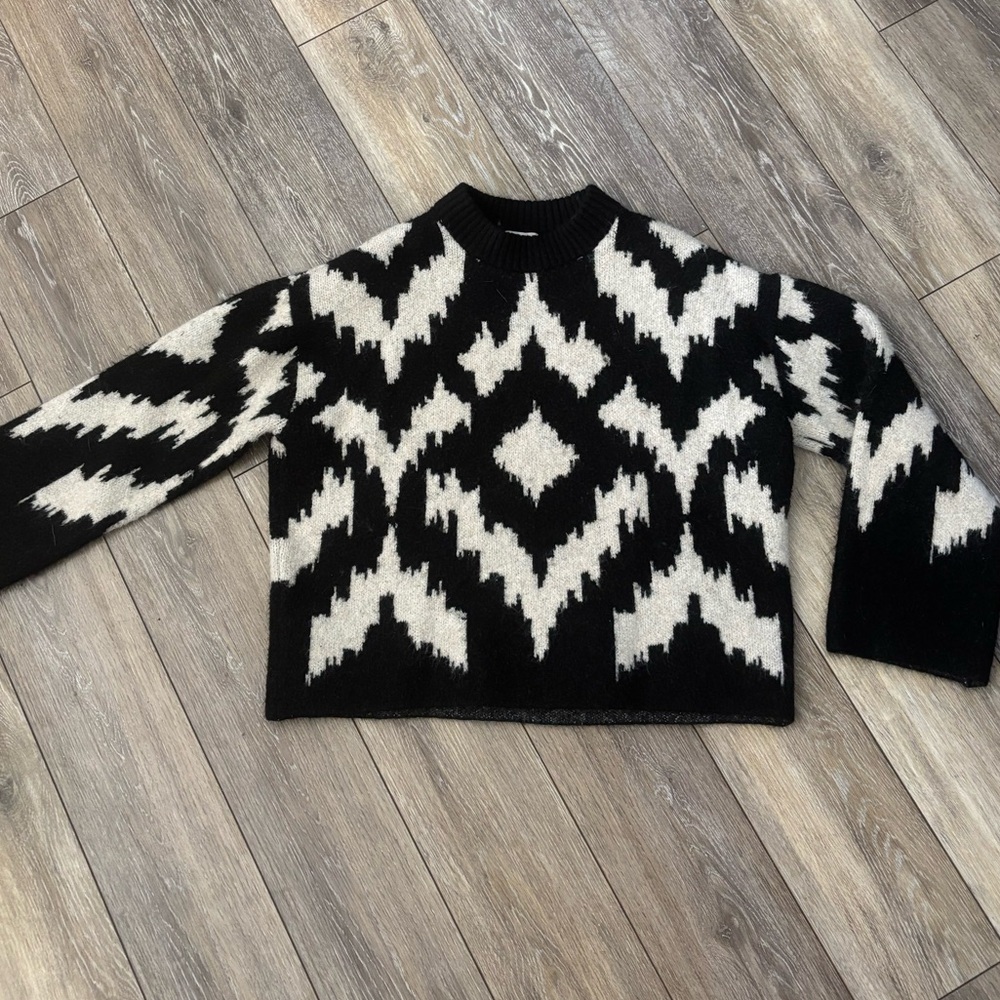 Women’s black and white sweater- H&M size m- long sleeve- super soft